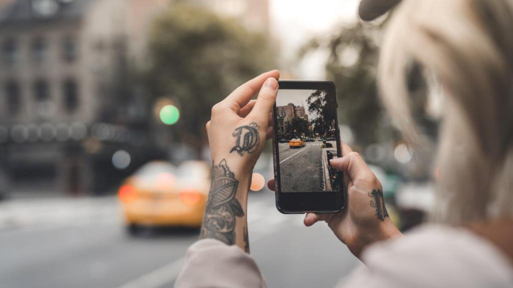 Imagen de archivo de una persona haciendo una foto en una calle de Nueva York.