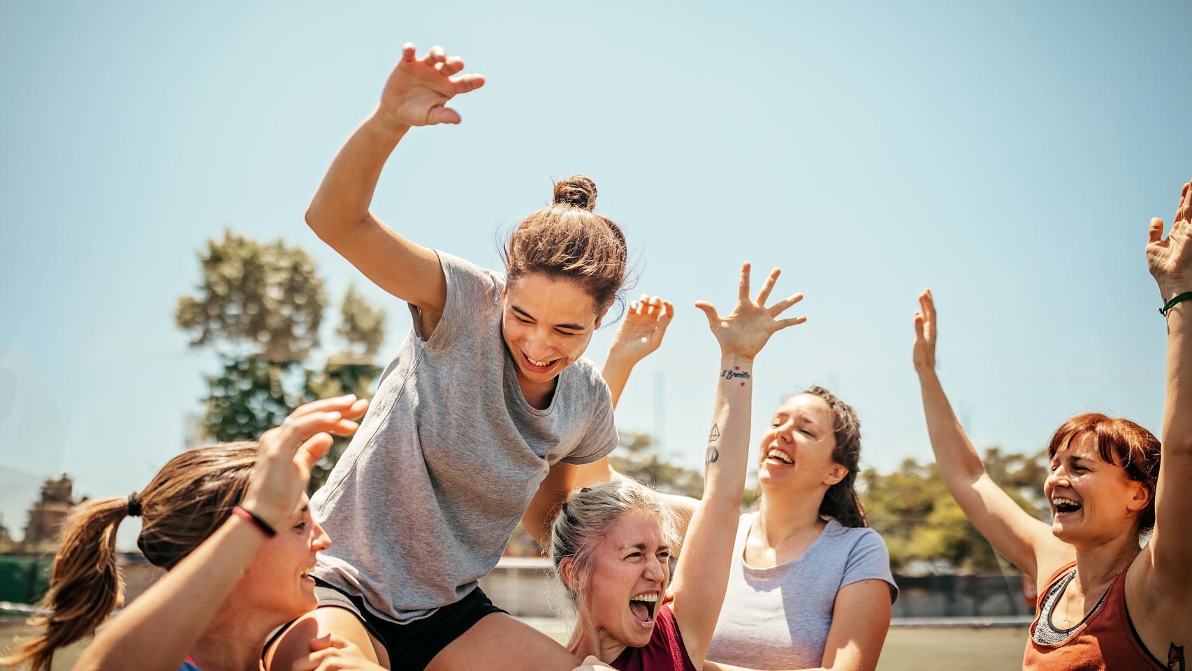 Mujeres celebrando una victoria. Fuente: iStock.