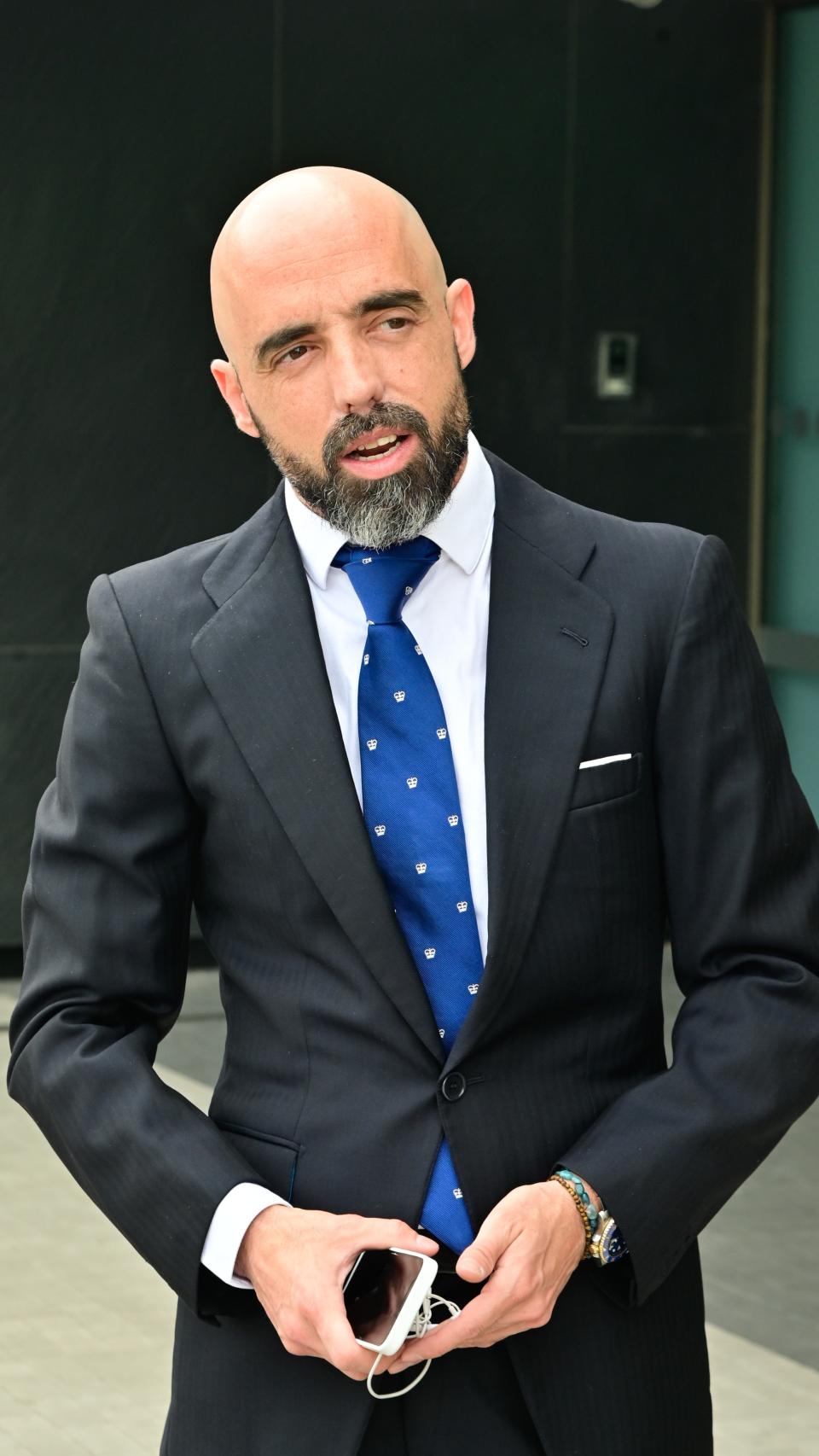 Miguel, el único hijo de Mari Carmen, atendiendo a los medios.