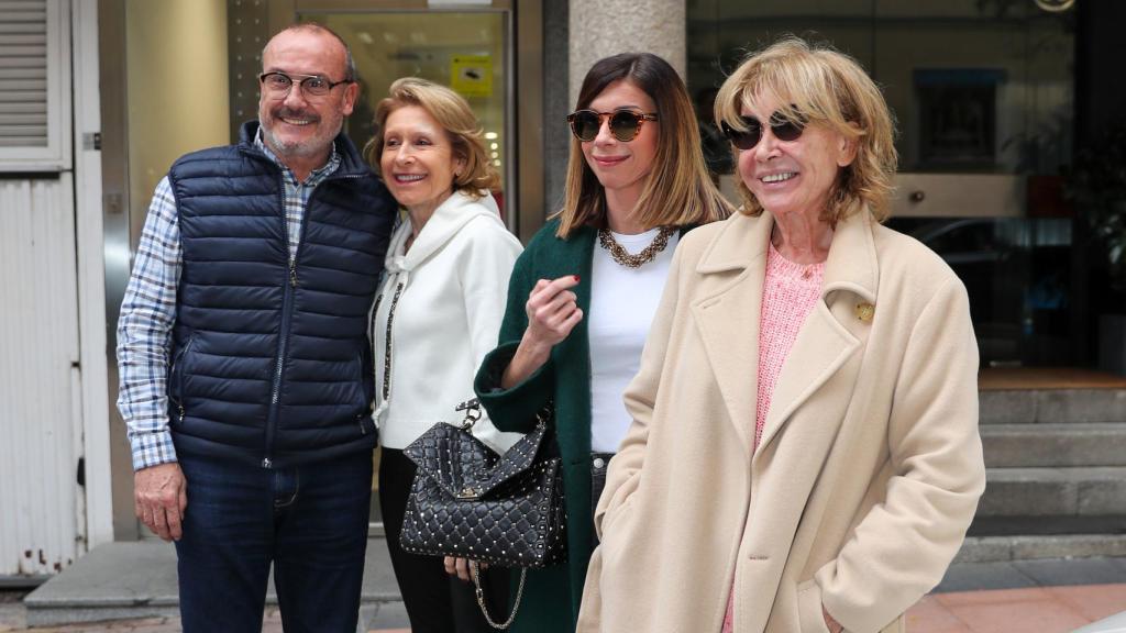 Mila Ximénez junto a su hija, Alba, y sus dos hermanos, Manolo y Concha.