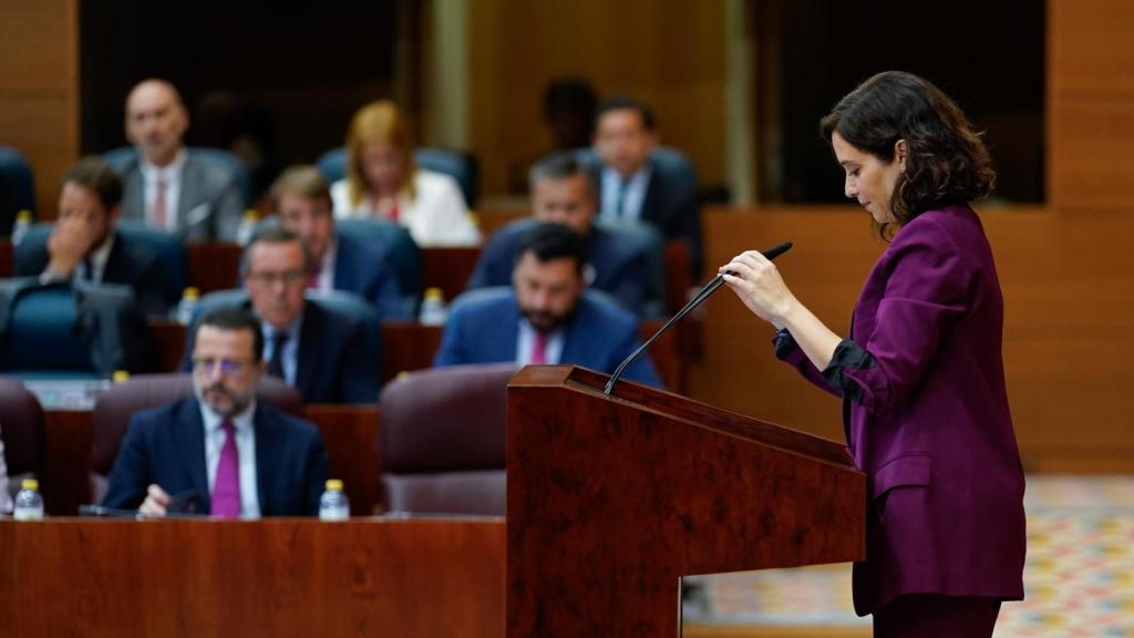 Ayuso junto con los pocos consejeros de la anterior legislatura que todavía la acompañan en la Asamblea.