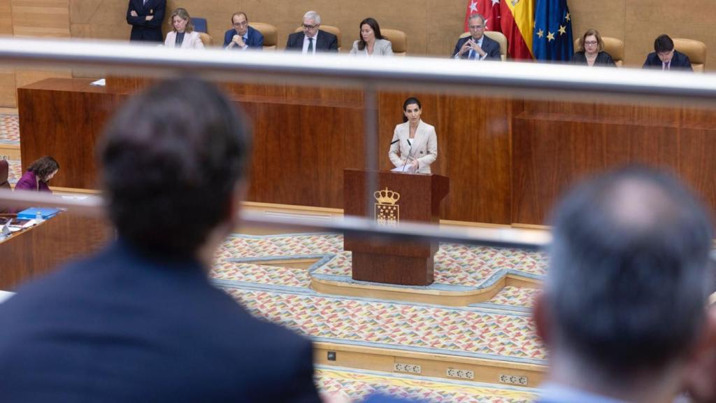 Rocio Monasterio, portavoz de Vox, desde la tribuna de oradores de la Asamblea de Madrid.