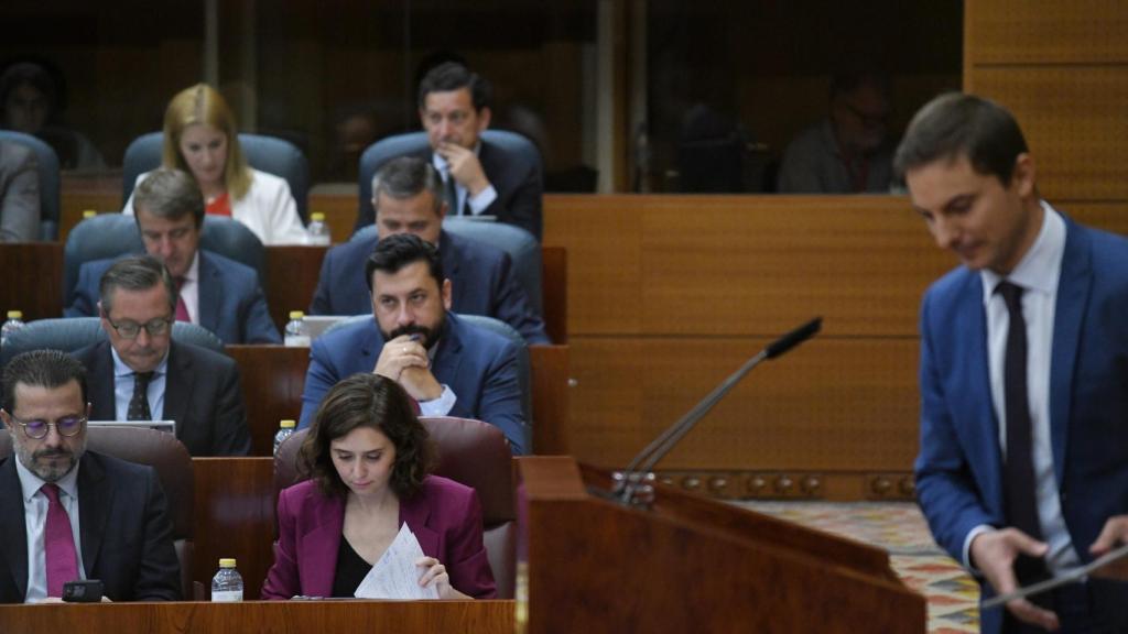 El portavoz de PSOE Madrid en la asamblea, Juan Lobato, interviene durante la segunda sesión del Pleno de investidura.