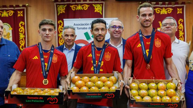 Gavi, Jesús Navas y Fabian Ruiz, homenajeados en Los Palacios