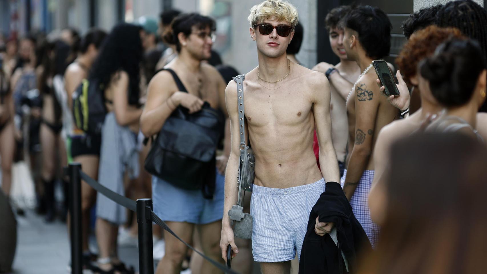 Varias personas en ropa interior esperan la apertura de una tienda de Desigual en Madrid.