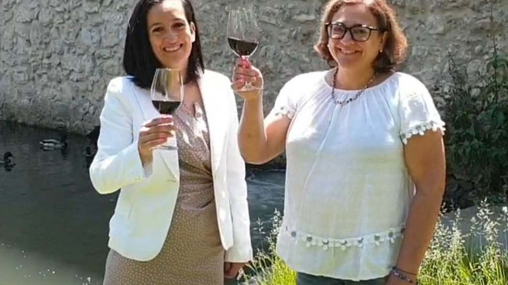 Noemí a la izquierda, Emilia a la derecha