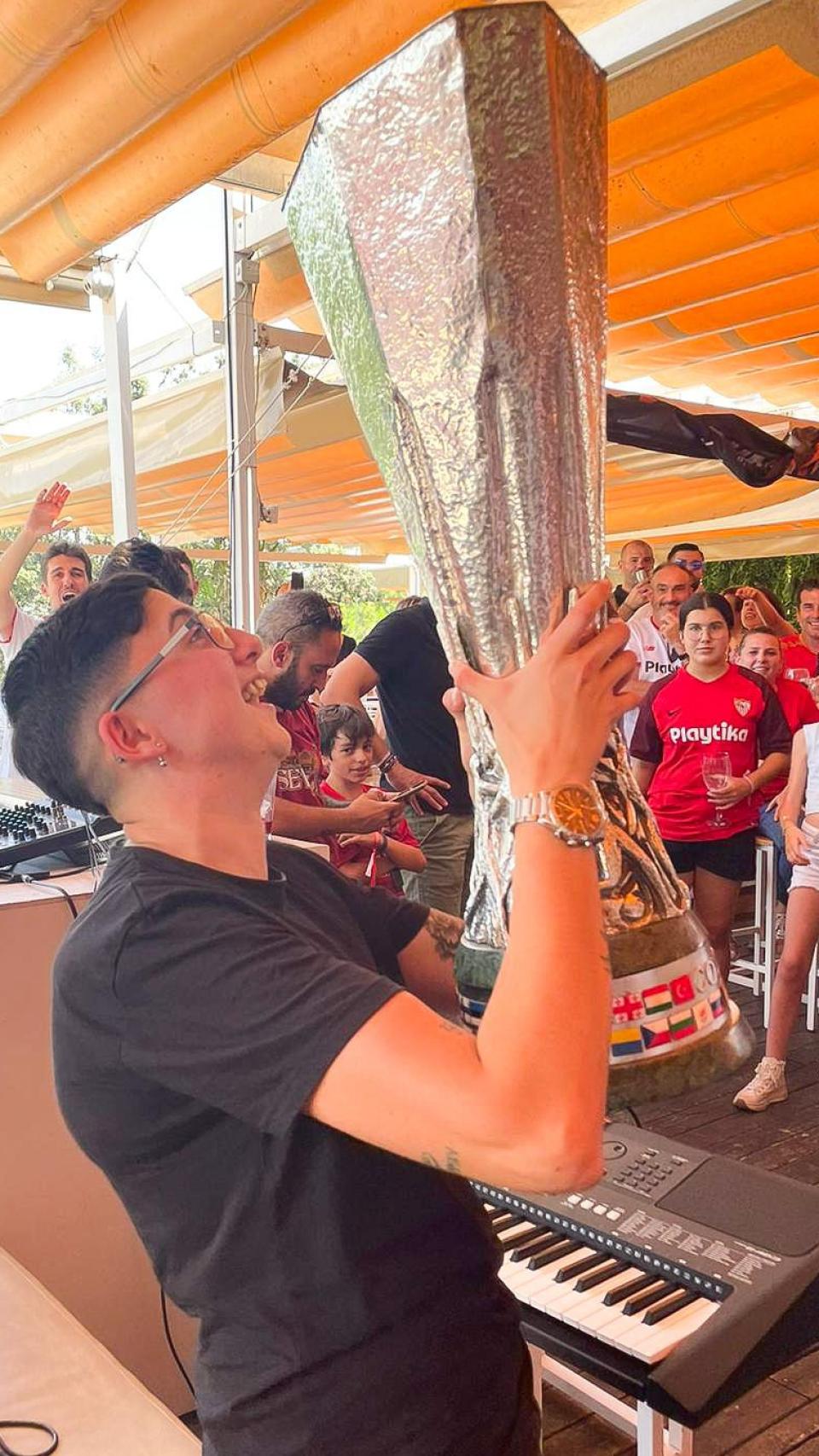 Elegance levantando la Europa League en una fiesta de las peñas sevillistas.