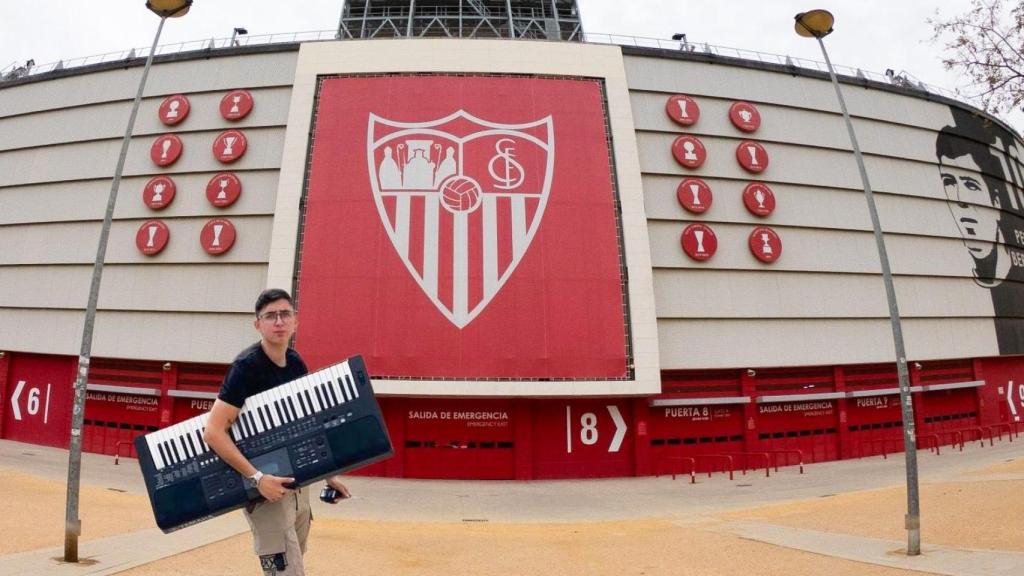 Elegance con su piano a las puertas del estadio del Sevilla.