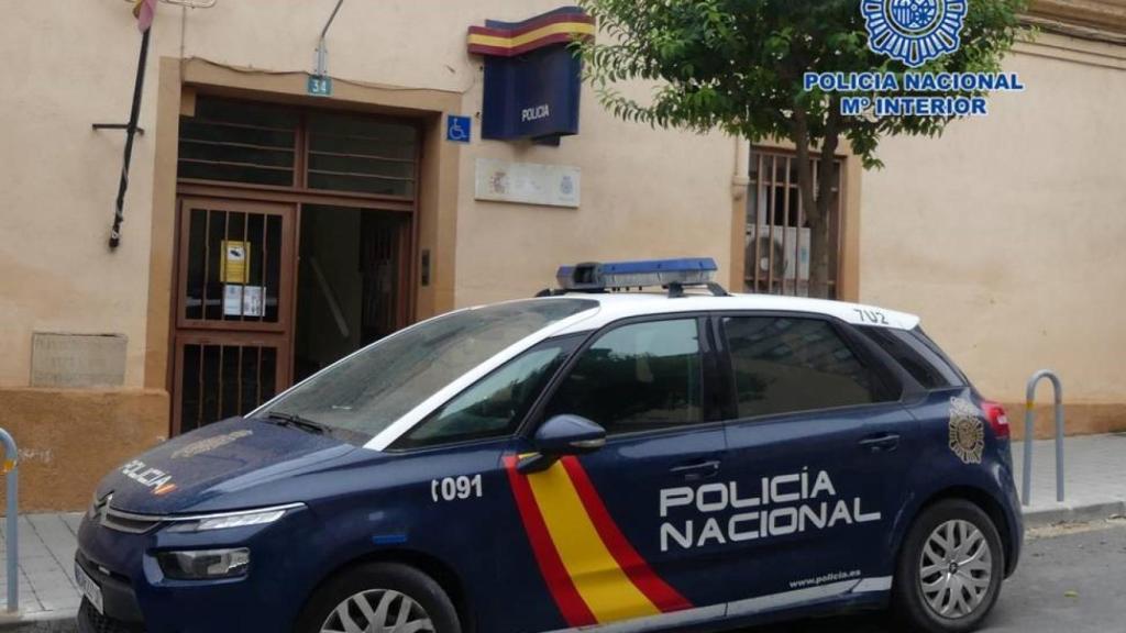 Un coche patrulla aparcado en la comisaria que tiene la Policía Nacional en Yecla.