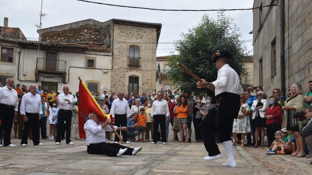 'Echado' o baile de la bandera en Hinojosa de Duero por San Juan