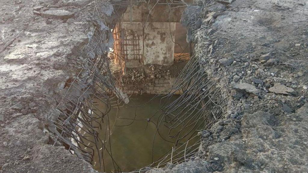 El puente dañado que conecta las partes controladas por Rusia de la región ucraniana de Jersón con la península de Crimea.