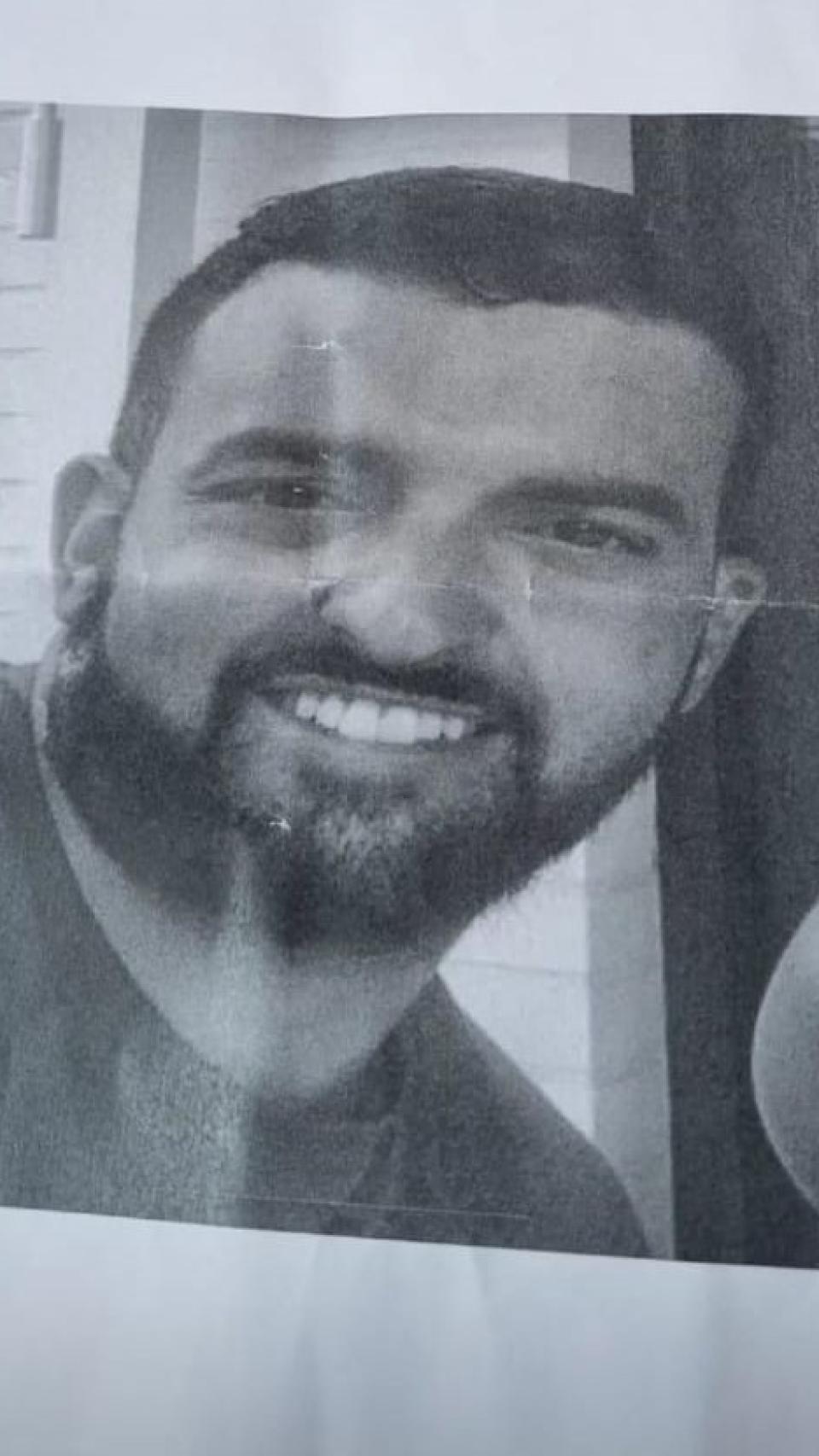 La foto de Amine que sus familiares distribuyeron en un cartel para averiguar su paradero.