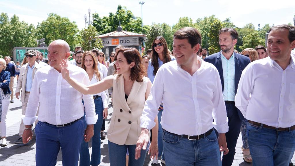 Isabel Díaz Ayuso junto a Alfonso Fernández Mañueco y Conrado Íscar apoyando a Carnero en la campaña de las municipales