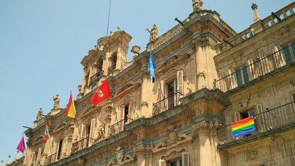 El PSOE colgó la bandera arcoiris en el balcón de su despacho del Ayuntamiento en 2013, que fue obligado a retirarla