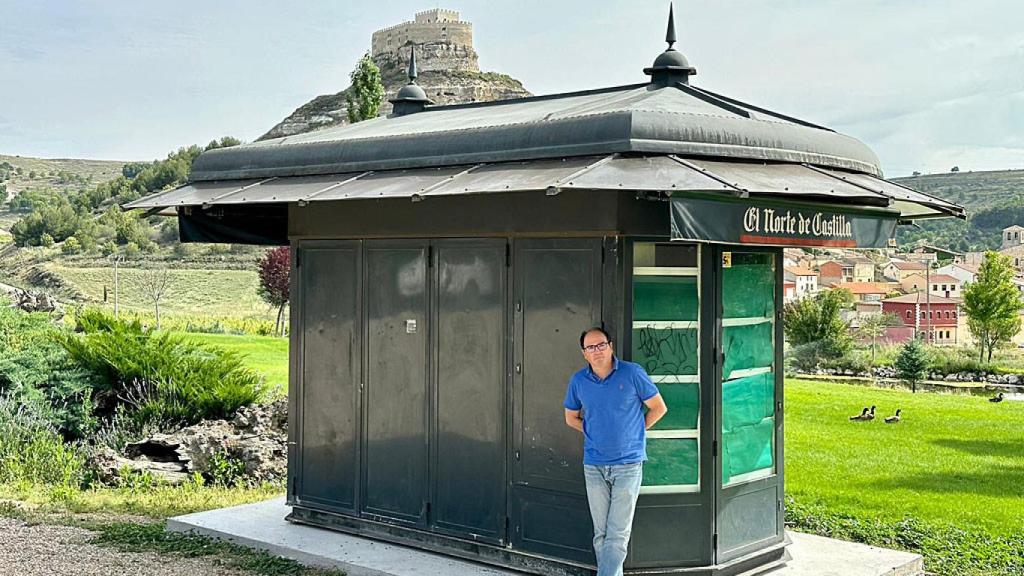 Rafael Cuerda, el quiosco y el Castillo de Curiel de Duero de fondo