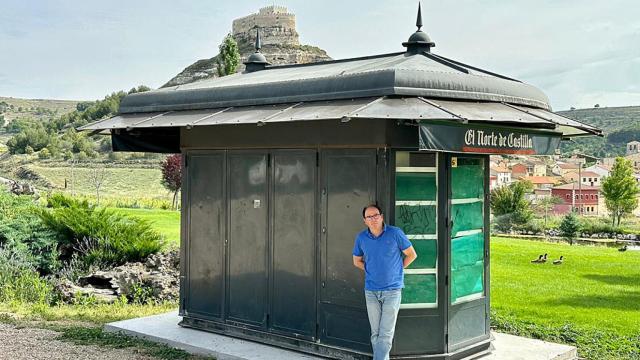 Rafael Cuerda, el quiosco y el Castillo de Curiel de Duero de fondo