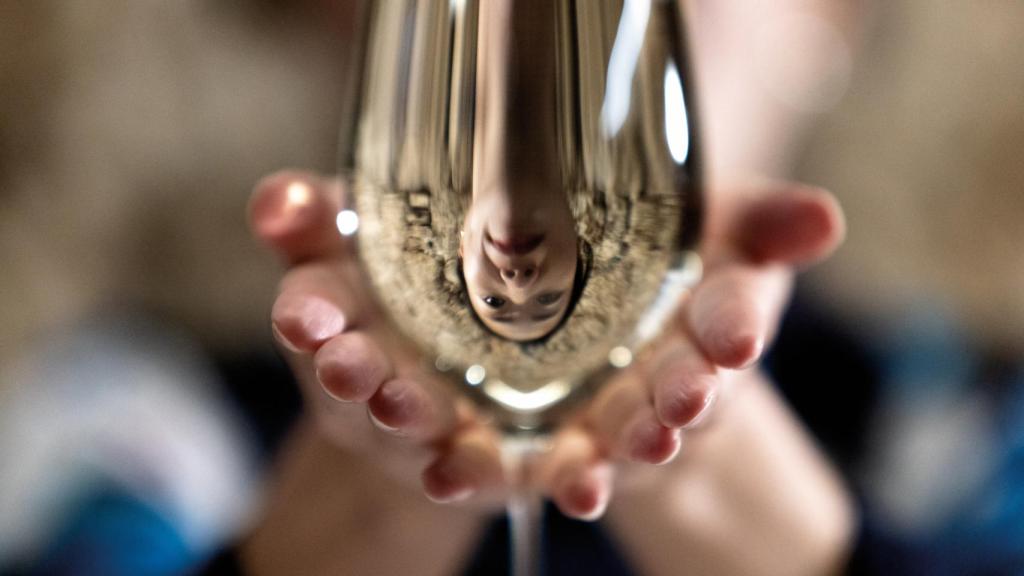 Mayuko Sasayama sumergida en sake.