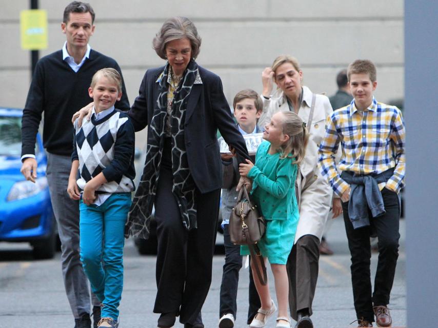 La reina Sofía junto a su hija Cristina, Iñaki Urdangarin y sus nietos, en Washington.