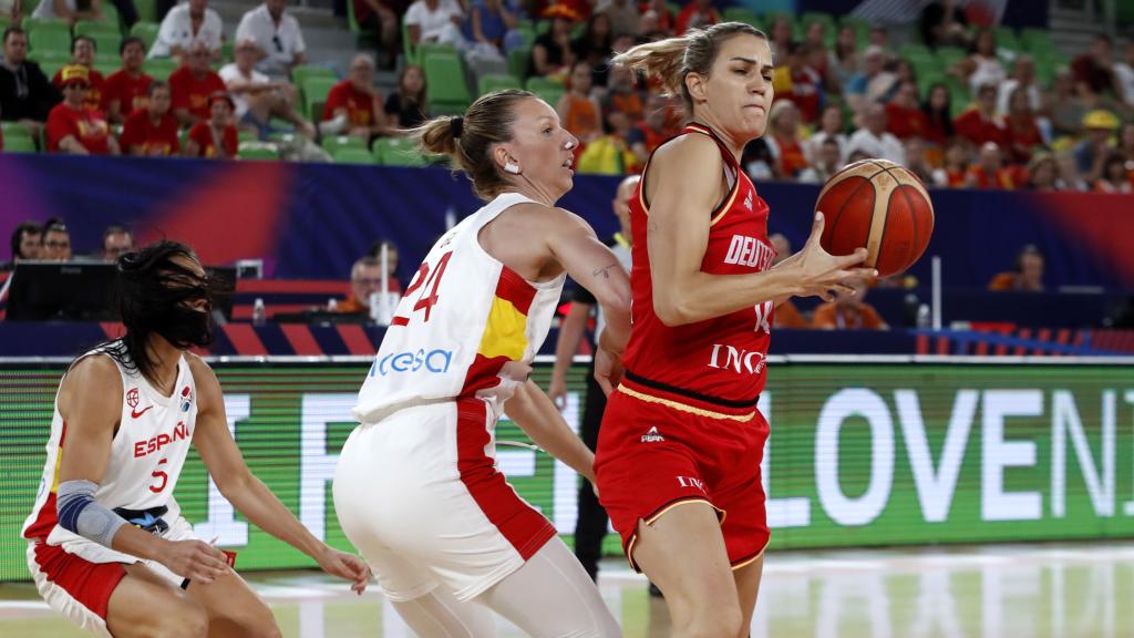 Laura Gil, en acción defensiva en el partido ante Alemania.