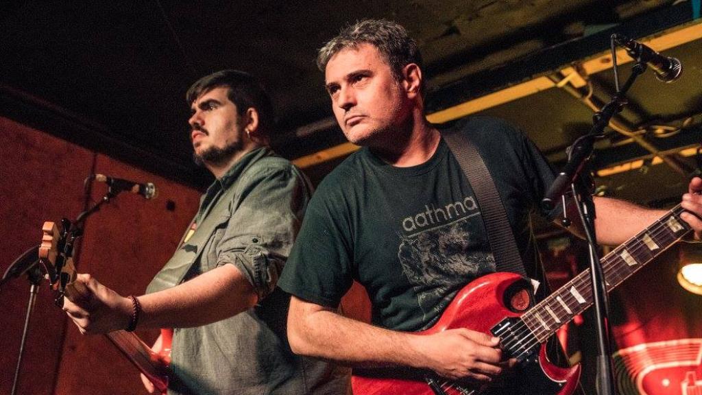 Juan Abarca (derecha), líder del grupo Mamá Ladilla, en un concierto.