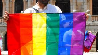 Ricardo Vicente, presidente de la Asociación Bolo Bolo LGTBI CLM, con la bandera. Foto: Sumar Toledo.