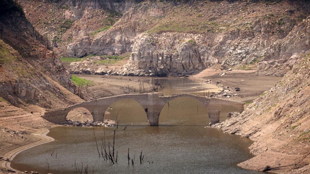 El puente medieval de Queros emerge del embalse de Susqueda, en Girona, a 16 de junio de 2023.