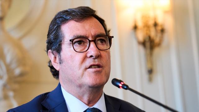 El presidente de la CEOE, Antonio Garamendi, durante el seminario de la APIE de la Universidad Internacional Menéndez Pelayo (UIMP).