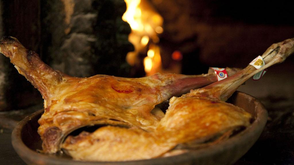 Un asado de cordero preparado en horno de leña.