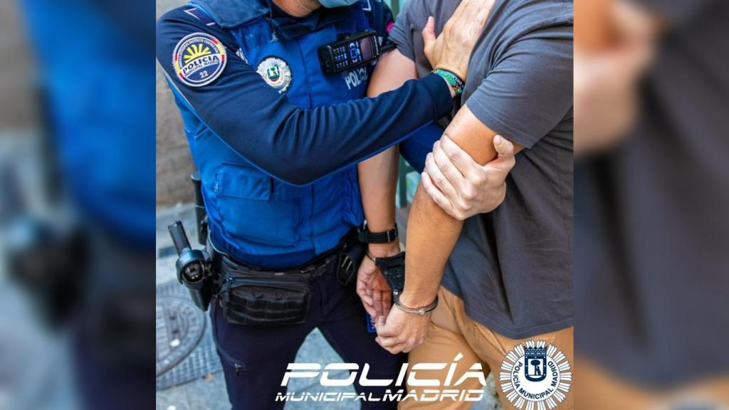 Momento de la detención del hombre.