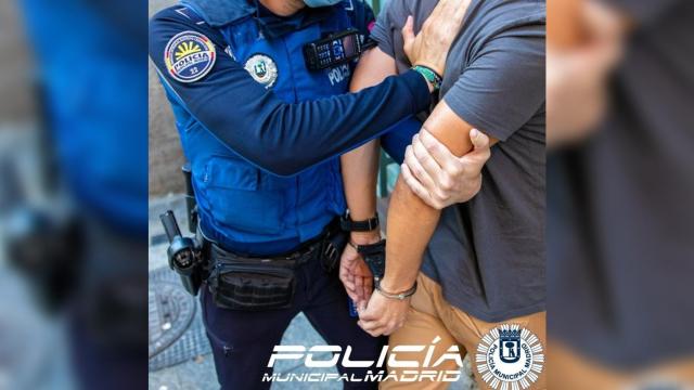 Momento de la detención del hombre.