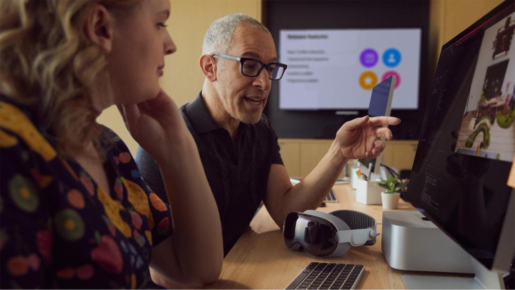 Unos desarrolladores junto con Apple Vision Pro.