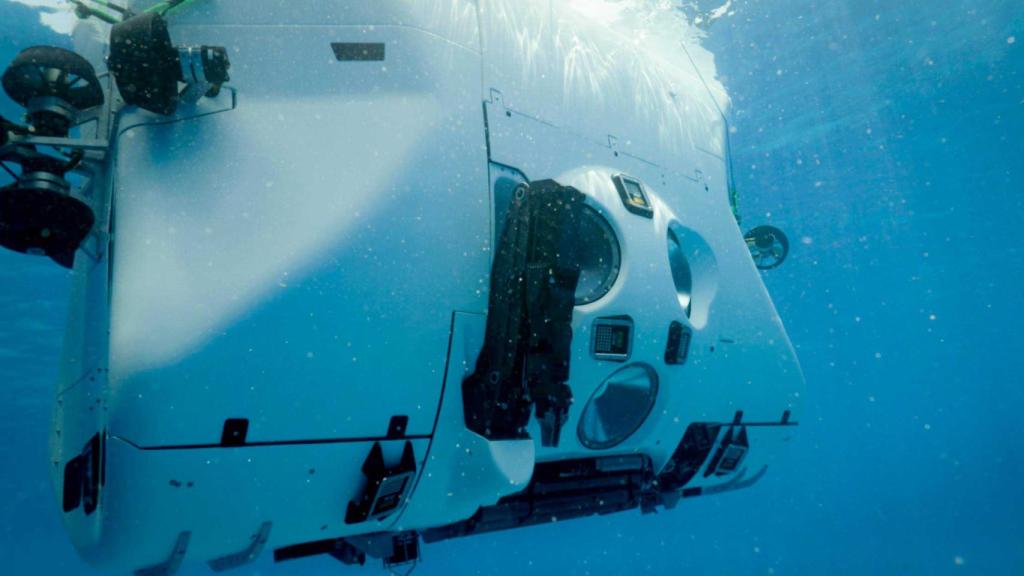 El submarino Limiting Factor dentro del mar.