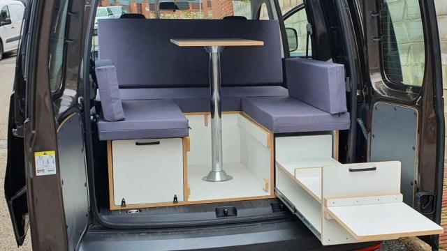 Interior de furgoneta camperizada con un kit