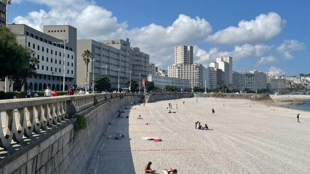 Jóvenes acampados en el Orzán a 38 horas de San Juan.