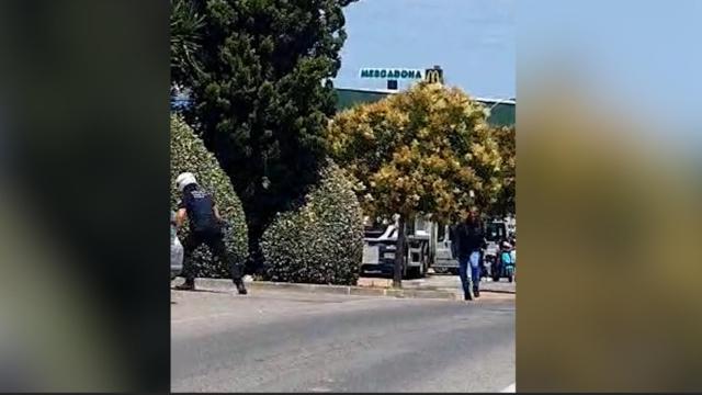 El español J. D. V., de 57 años, este miércoles, persiguiendo a un policía al que amenaza con un cuchillo.