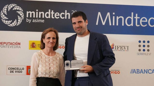 Emilio Froján recoge el premio a la mejor empresa de movilidad en la feria Mindtech.