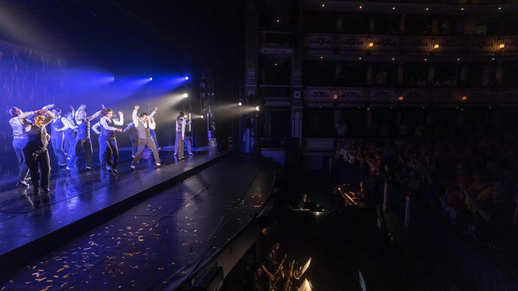 El final del show donde todos bailan bajo el inmenso trabajo de los músicos en el foso.
