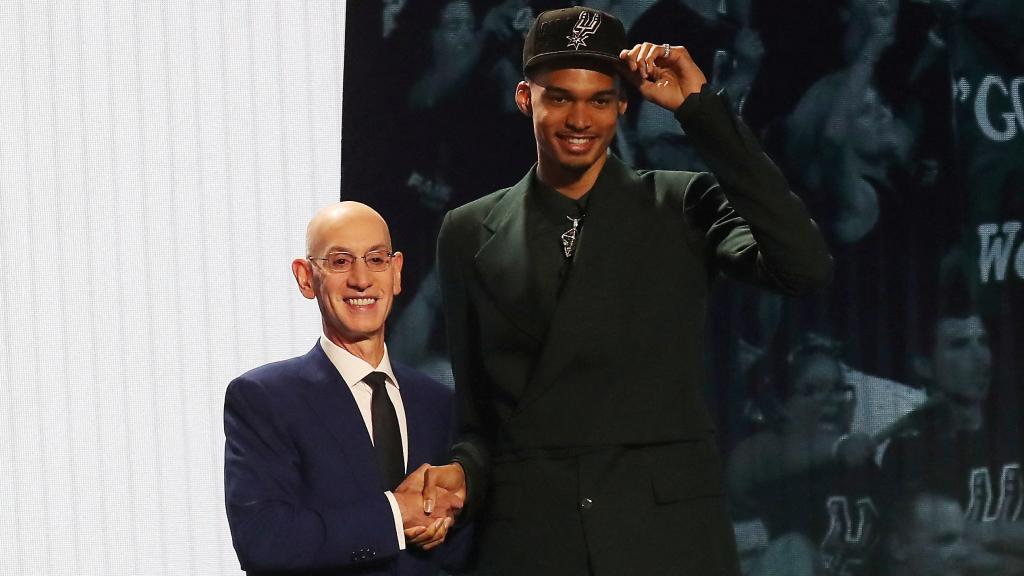 Victor Wembanyama, número uno del Draft, posa junto al comisionado de la NBA Adam Silver