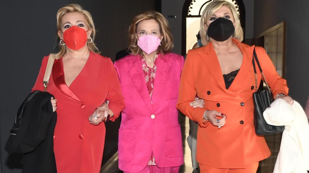 La presentadora junto a sus hijas, Terelu y Carmen, el día que le concedieron su último premio en Sevilla, en marzo de 2022.