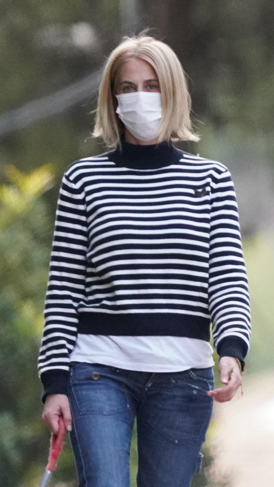 Carmen Janeiro paseando por las calles de Marbella, en mayo de 2020.
