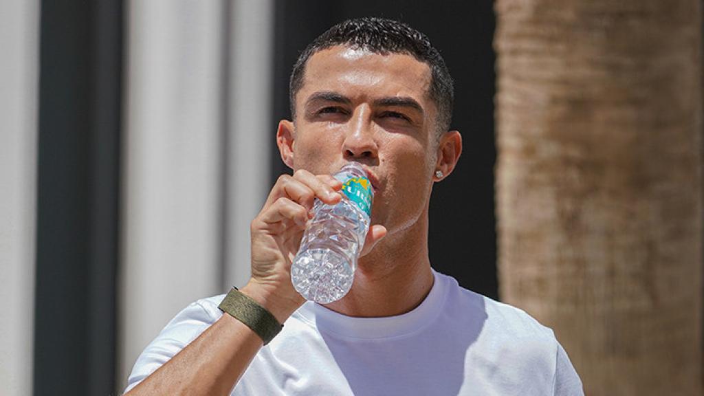 Cristiano Ronaldo bebiendo el agua URSU en una fotografía de la marca.