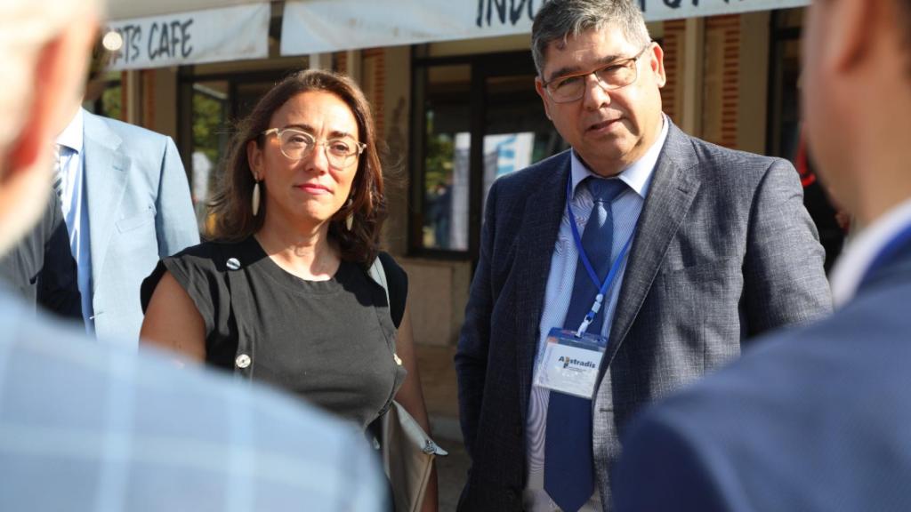 Paulino Benito, presidente de AESTRADIS, junto a la consejera González Corral