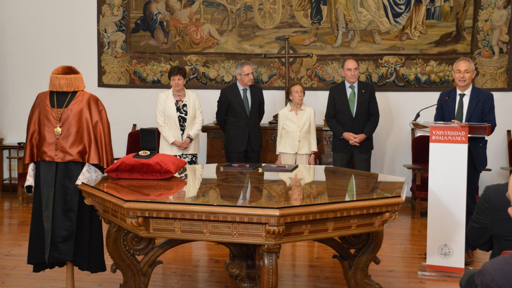 Acto de donación traje académico y Medalla de la USAL de Salvador Sánchez-Terán