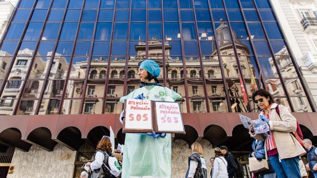 Una sanitaria vestida con una bolsa de basura durante una manifestación para reclamar mejoras en el primer nivel asistencial.