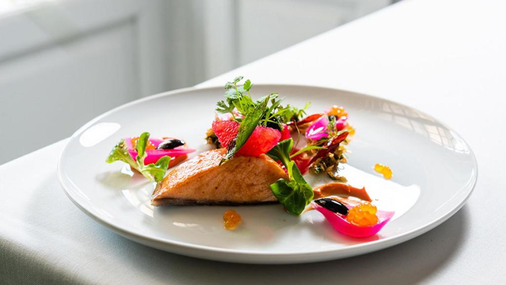 Salmón ahumado, salsa de tomate, cebolla y caviar.