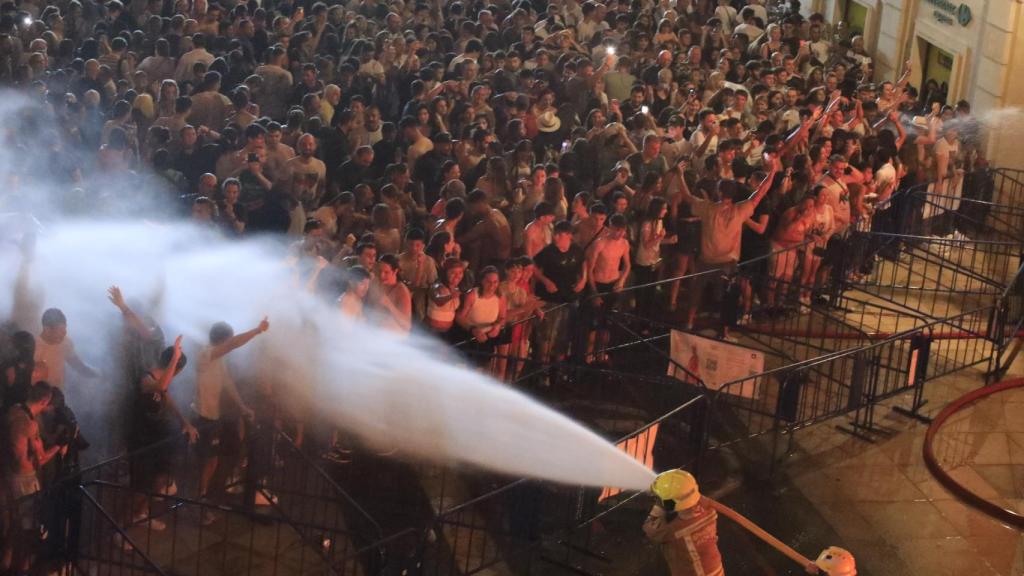 Los bomberos mojan al público tras una cremà, en imagen de archivo.