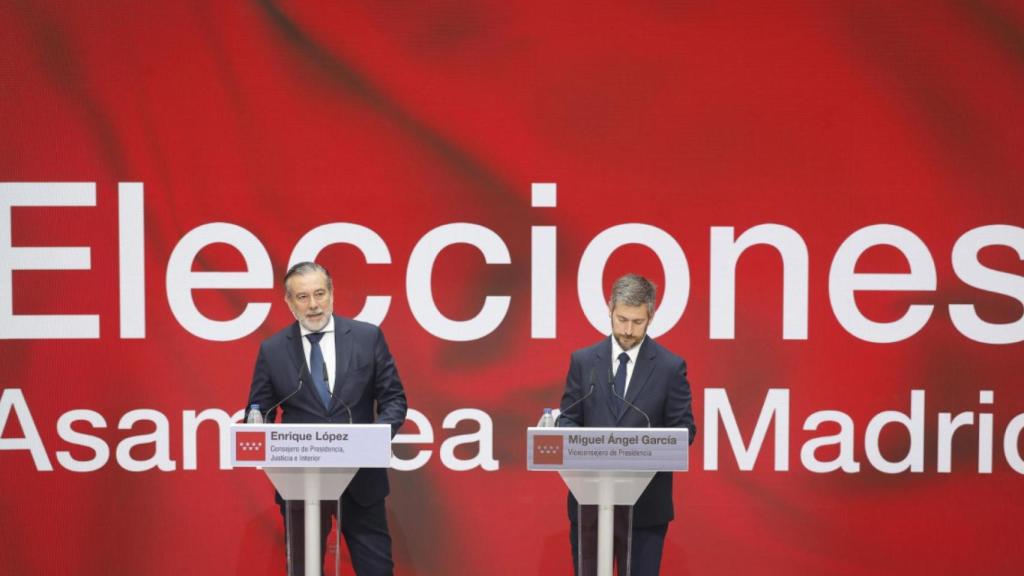 Miguel Angel García presentando el operativo electoral y el Centro de Difusión de Datos junto con Enrique López.