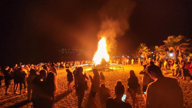 Una hoguera de San Juan en una playa de Granada el 22 de junio de 2023.