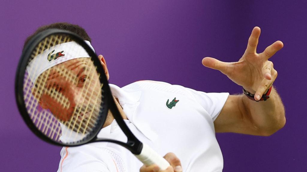 Dimitrov, en el momento de impactar la bola.