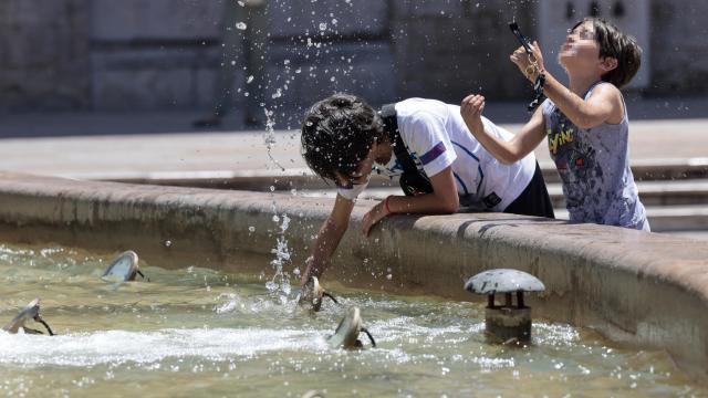Unos niños se refrescan en una fuente valenciana, la semana pasada.